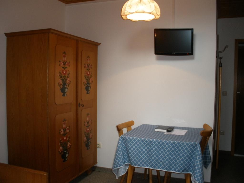 Alpengasthof Zur Loisach Hotel Grossweil Værelse billede