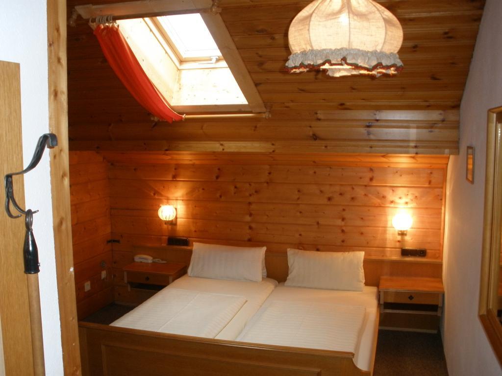 Alpengasthof Zur Loisach Hotel Grossweil Værelse billede
