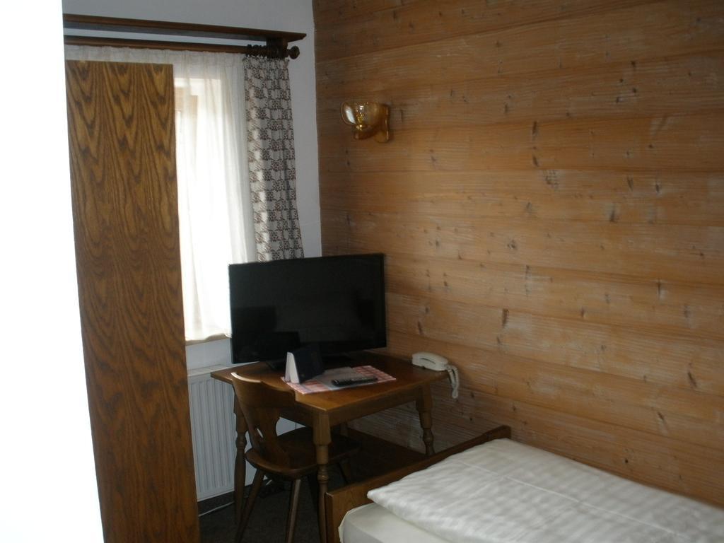 Alpengasthof Zur Loisach Hotel Grossweil Værelse billede