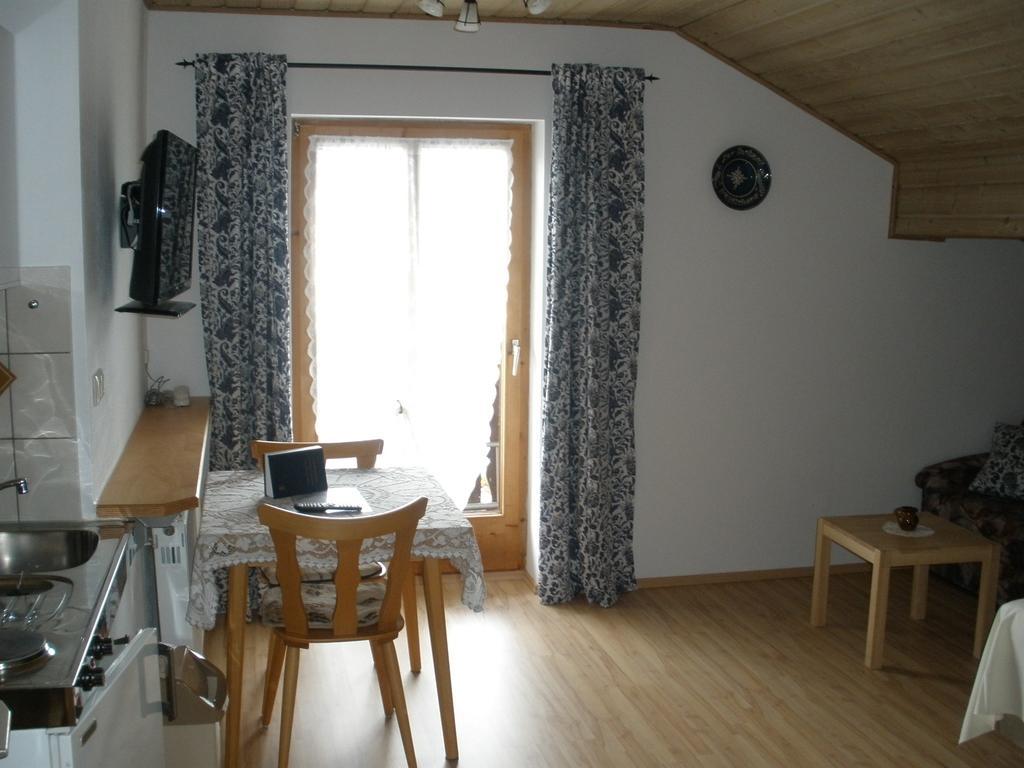 Alpengasthof Zur Loisach Hotel Grossweil Værelse billede