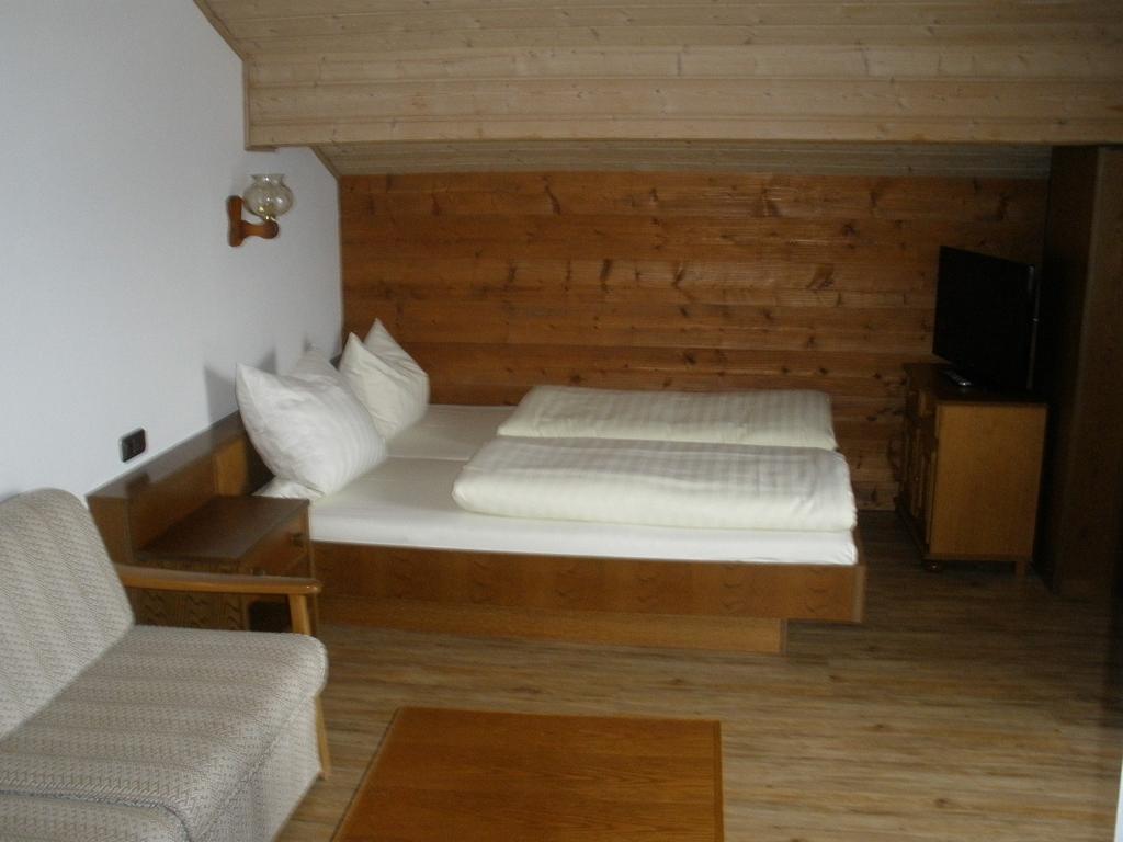Alpengasthof Zur Loisach Hotel Grossweil Værelse billede